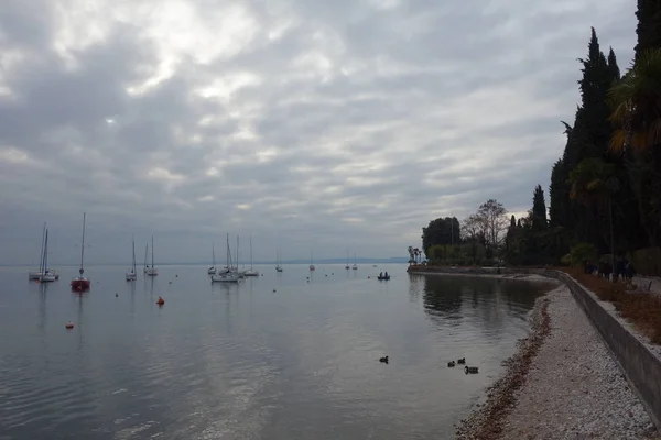 Día Nublado Lago Garda Italia —  Fotos de Stock