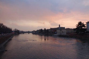 Günbatımı Navi Köprüsü'nde şehirde Verona, İtalya