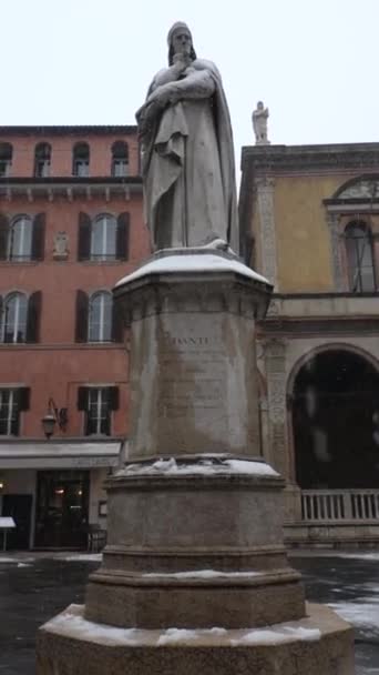 Verona Italia Marzo 2018 Estatua Dante Bajo Nieve — Vídeo de stock