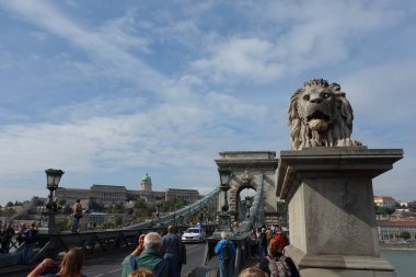 Budapeşte 'deki Zincir Köprüsü' nde çevre insanları