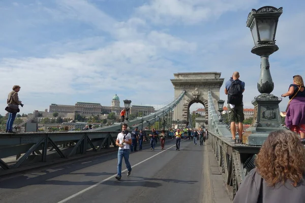 Люди Цепном Мосту Будапеште — стоковое фото