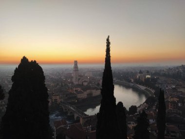 Castel San Pietro 'dan Verona' da gün batımı. İtalya