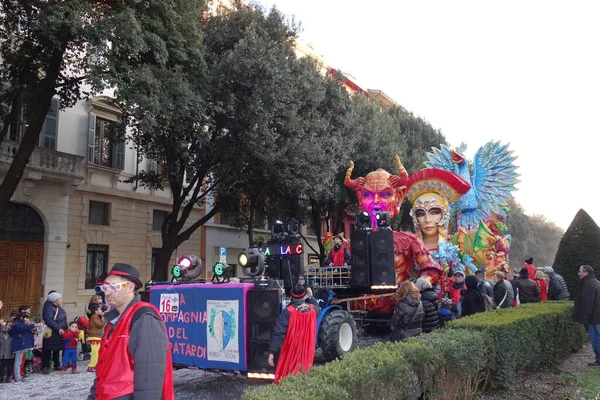 Verona Italia Febrero 2020 Desfile Carros Máscaras Durante Carnaval Ciudad — Foto de Stock