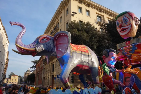 Verona Italia Febrero 2020 Desfile Carros Máscaras Durante Carnaval Ciudad — Foto de Stock
