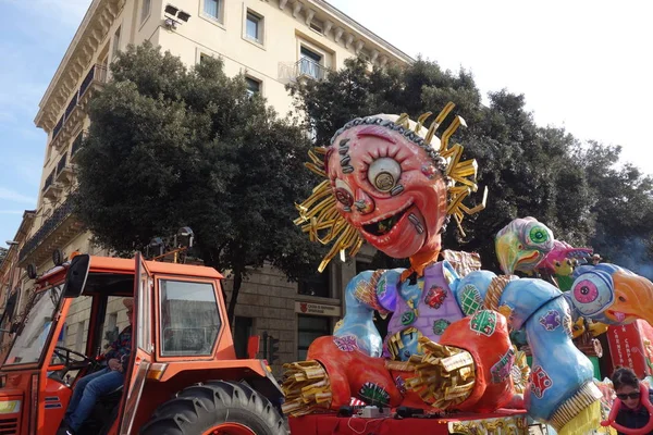 Verona Italia Febrero 2020 Desfile Carros Máscaras Durante Carnaval Ciudad — Foto de Stock