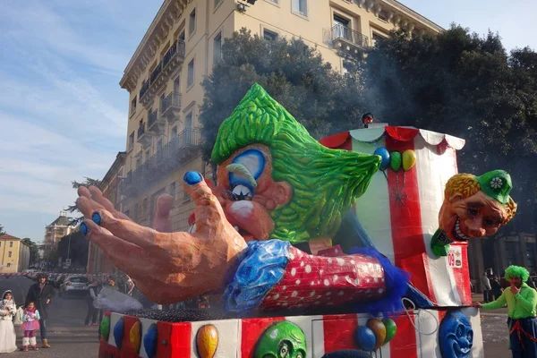 Verona Itália Fevereiro 2020 Carruagens Máscaras Desfilam Durante Carnaval Cidade — Fotografia de Stock