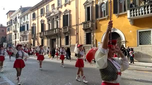 Verona Itália Fevereiro 2020 Carruagens Máscaras Desfilam Durante Carnaval Cidade — Vídeo de Stock