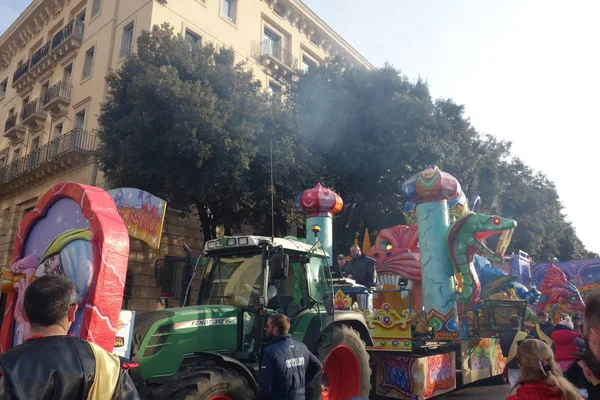 Verona Italia Febrero 2020 Desfile Carros Máscaras Durante Carnaval Ciudad —  Fotos de Stock