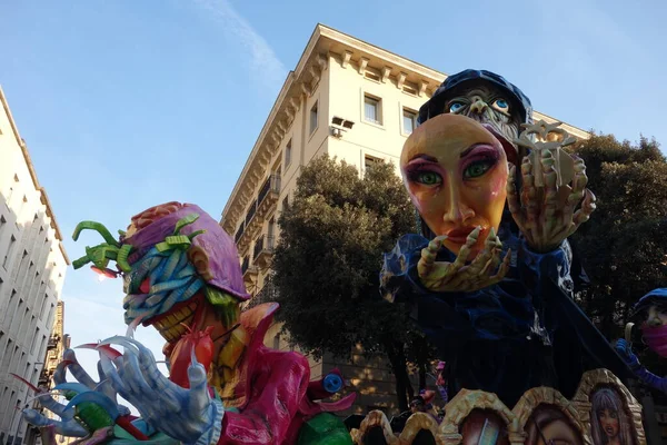 Verona Itália Fevereiro 2020 Carruagens Máscaras Desfilam Durante Carnaval Cidade — Fotografia de Stock