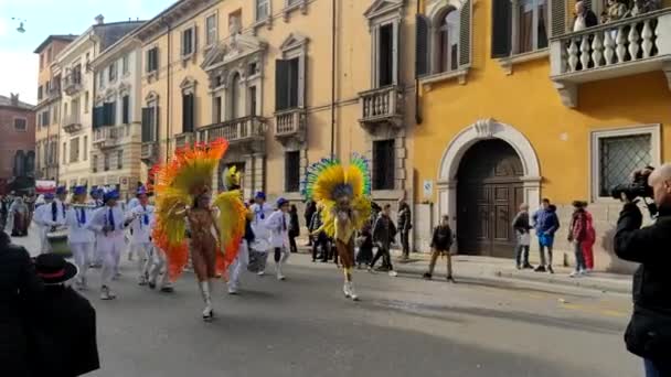 Verona Italia Febrero 2020 Desfile Carros Máscaras Durante Carnaval Ciudad — Vídeos de Stock