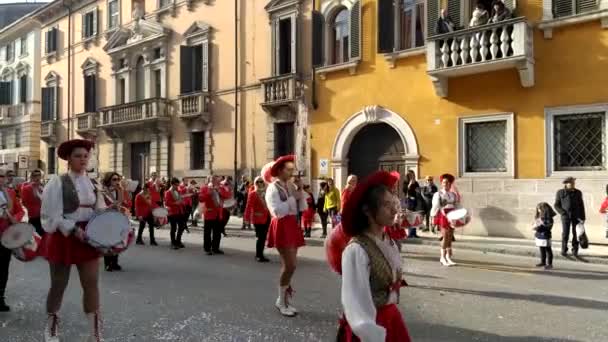 Verona Italia Febrero 2020 Desfile Carros Máscaras Durante Carnaval Ciudad — Vídeos de Stock