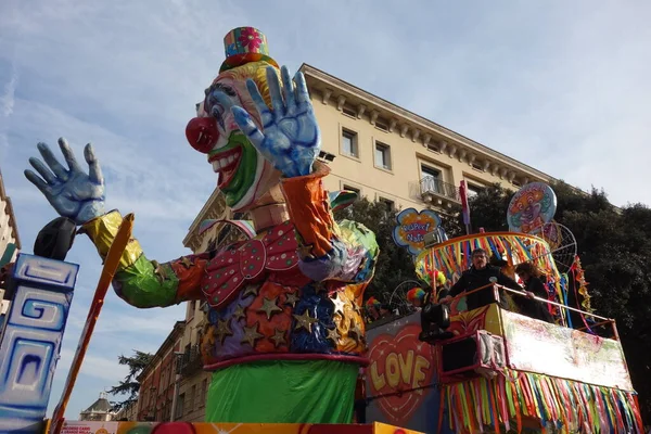 Verona Italia Febrero 2020 Desfile Carros Máscaras Durante Carnaval Ciudad —  Fotos de Stock