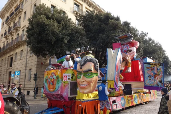 Verona Italia Febrero 2020 Desfile Carros Máscaras Durante Carnaval Ciudad —  Fotos de Stock