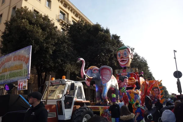 Verona Italia Febrero 2020 Desfile Carros Máscaras Durante Carnaval Ciudad —  Fotos de Stock