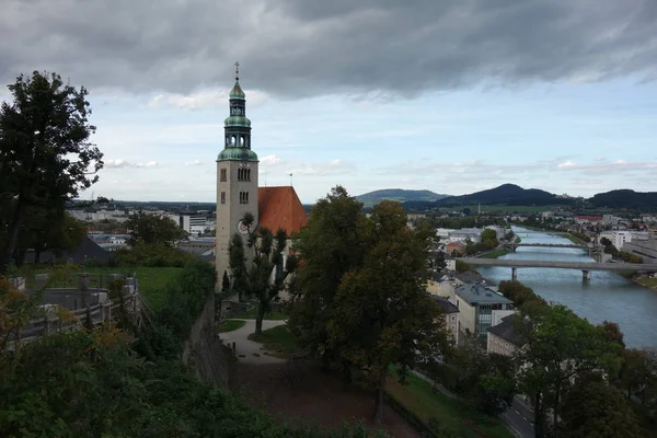 Kert Maria Himmelfahrt Templom Előtt Salzburgban Bécsben — Stock Fotó