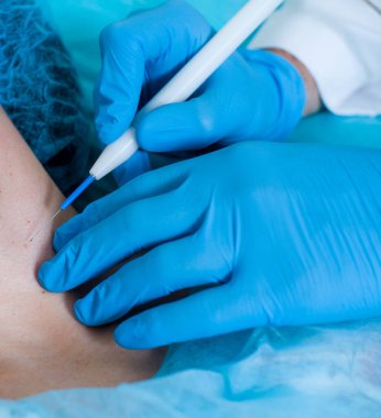 Aşı, damarda iğne, koronavirüs, hepsi temiz.