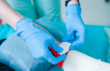 Aşı, damarda iğne, koronavirüs, hepsi temiz.