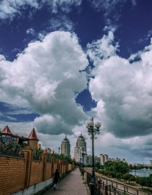 Uzun gezinti güvertesinde güzel bulutlar