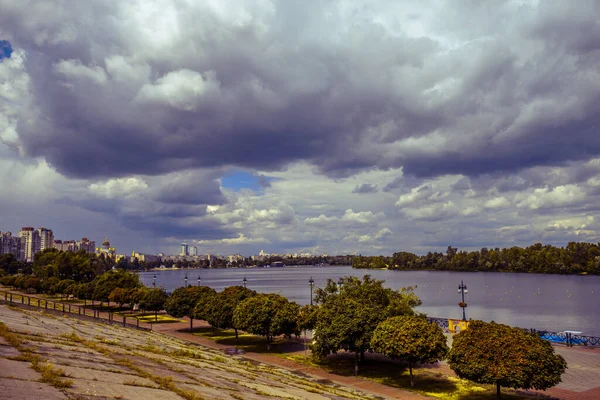 Schöne Wolken Auf Der Langen Promenade — Stockfoto