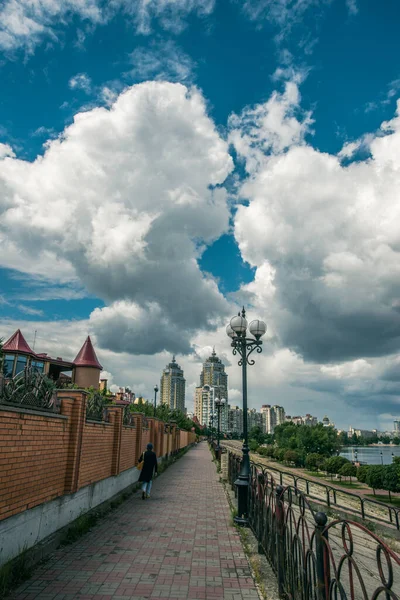 Mooie Wolken Lange Promenade — Stockfoto