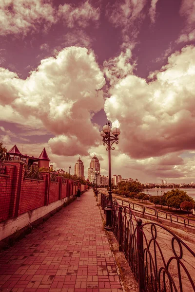 Красивые Облака Длинной Набережной — стоковое фото