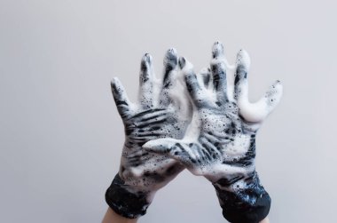 Coronavirüs 'ten temiz eller sabunlanıyor.