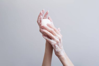 Coronavirüs 'ten temiz eller sabunlanıyor.