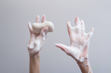 Coronavirüs 'ten temiz eller sabunlanıyor.