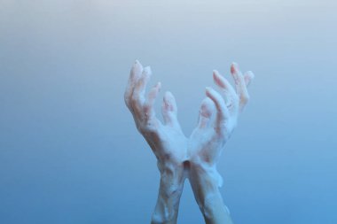 Coronavirüs 'ten temiz eller sabunlanıyor.