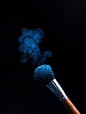 parlak renklerde makyaj için fırçalar