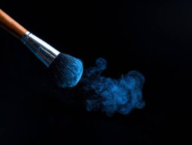 parlak renklerde makyaj için fırçalar