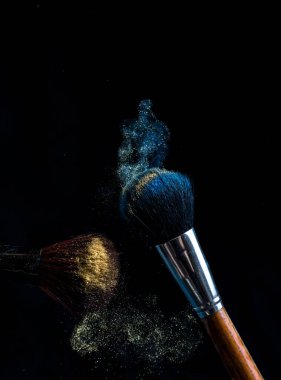 parlak renklerde makyaj için fırçalar