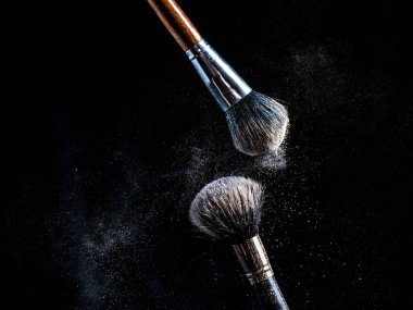 parlak renklerde makyaj için fırçalar