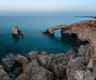 Kıbrıs denizi, deniz kıyısındaki uçurumlar ve berrak su