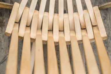 Ahşap ve camdan yapılmış açık renkli bir kafe için dekorasyon.