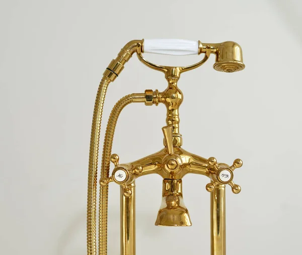 Banheiro Vintage Com Chuveiro Dourado Fotos De Bancos De Imagens