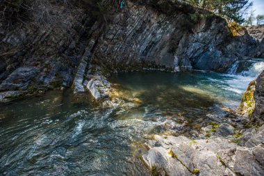 Nehirden güzel bir şelale