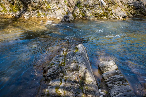 从河里掉下美丽的瀑布 — 图库照片