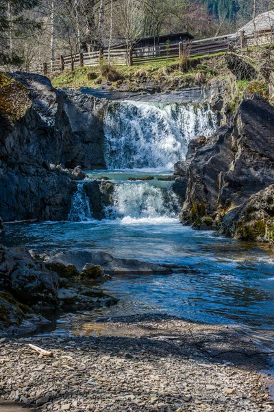 Vackert Vattenfall Från Floden — Stockfoto