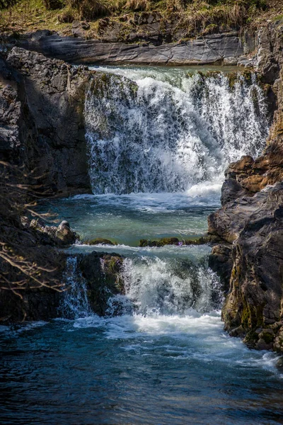 川からの美しい滝 — ストック写真
