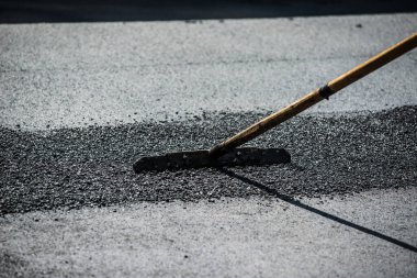 asfalt yeni işçilerle birlikte araçlarla döşenir