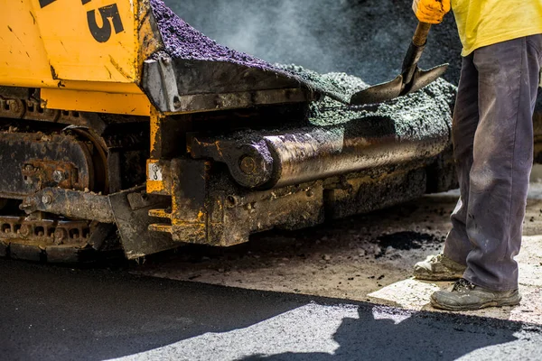 Asfalt Yeni Işçilerle Birlikte Araçlarla Döşenir — Stok fotoğraf