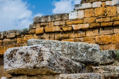 hiyerapolis, antik tiyatro ve tüm antik dünya, taşlar ve gökyüzü