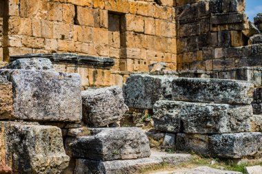 hiyerapolis, antik tiyatro ve tüm antik dünya, taşlar ve gökyüzü