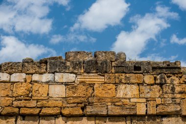 hiyerapolis, antik tiyatro ve tüm antik dünya, taşlar ve gökyüzü