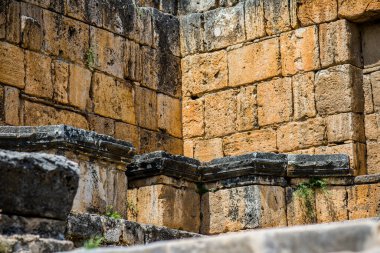 hiyerapolis, antik tiyatro ve tüm antik dünya, taşlar ve gökyüzü