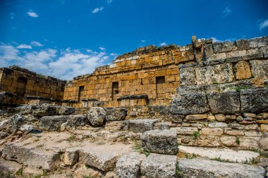 hiyerapolis, antik tiyatro ve tüm antik dünya, taşlar ve gökyüzü