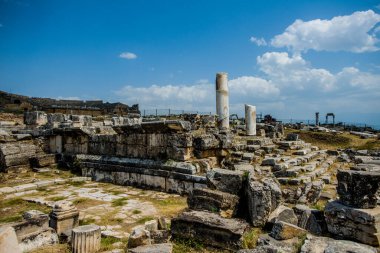 hiyerapolis, antik tiyatro ve tüm antik dünya, taşlar ve gökyüzü