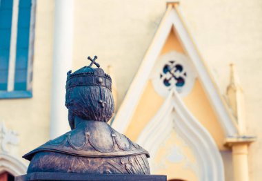 Başında haç olan Haçlı askeri anıtı.