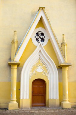 Tahta ve taşlı antik kapı